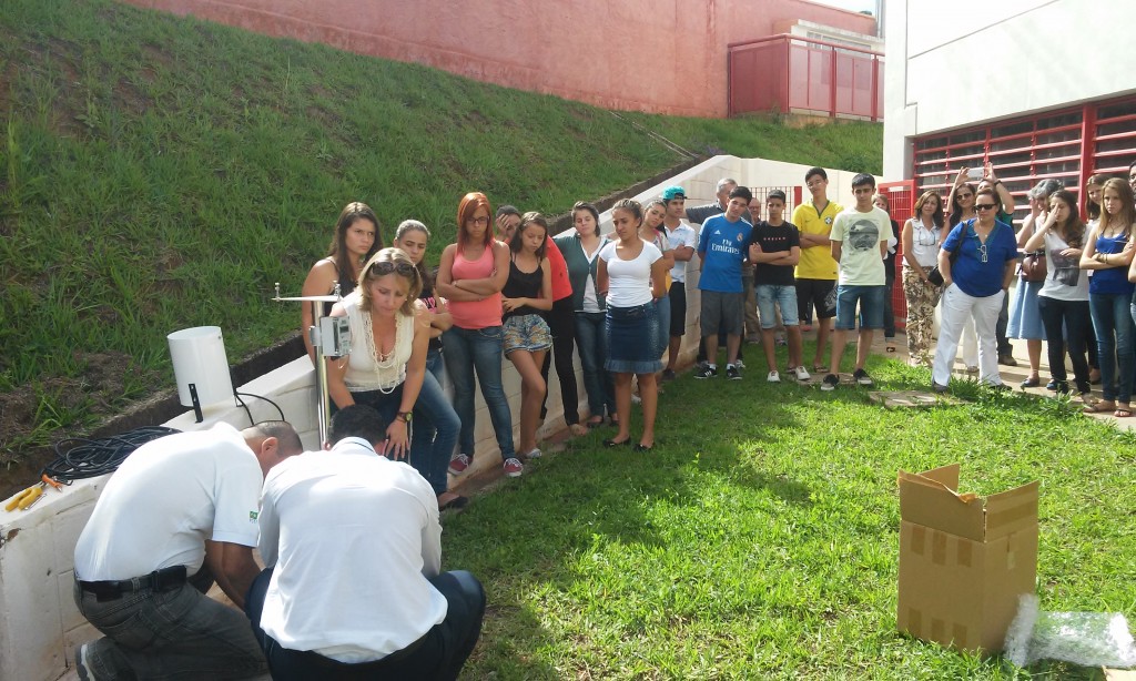 Instalação de pluviômetro semiautomático na escola estadual de São Luiz do Paraitinga(SP)