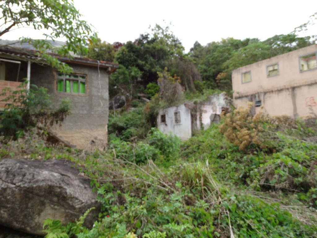 Casas destruídas na região de Posse e Campo Grande, em Teresópolis, com as marcas do desastre de 2011 e a identificação da interdição oficial.