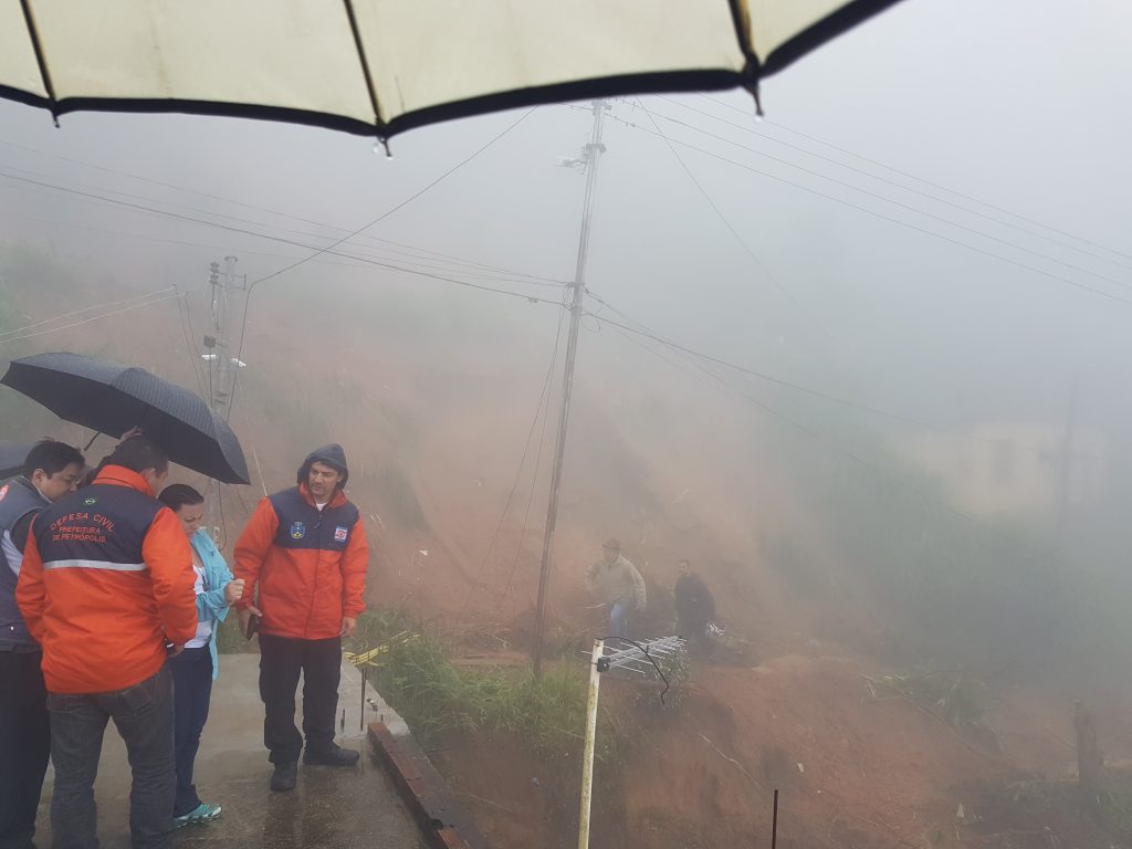 Treinamento prático  do Projeto Gides, em Petrópolis, visitando área de risco de deslizamento no Bairro Independência (Foto Cemaden)