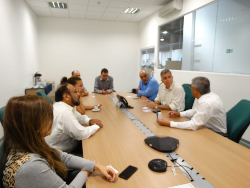 Cônsul do Peru, Arturo Jarama em reunião com o diretor e coordenadores do Cemaden, em São José dos Campos (SP).