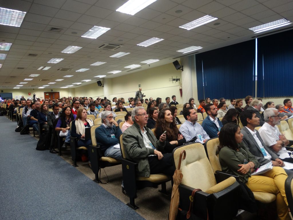 Cerca de 300 pessoas de sete países participam do Workshop discutindo gestão de desastres no auditório do Parque Tecnológico de São José dos Campos (SP)